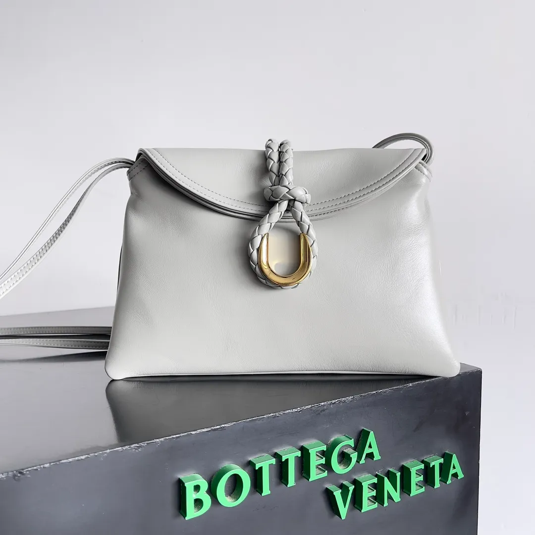 Batch 1680 Inspired by the 1970s, the Bottega Veneta women's logo shoulder bag has a smooth leather surface that brings a clean and handsome feel, just like the neatness and tenacity of a working woman. The front buckle is made of high-quality hardware pendant, the overall retro elegance, and the excellent leather feels soft. This Bottega Veneta series can be described as beautiful, weakening the complexity of the outfit, not competing for it, and only using the best quality to interpret itself. Style number: 806034 (large size) Size: 30*20*8cm